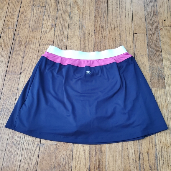 CLOSET CLOSING 7/31 Tail Tennis Skirt/Skort Size Medium - Picture 2 of 4